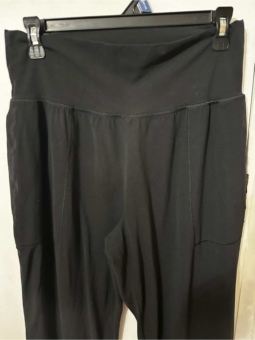 Athleta Black Salutation Jogger in Powervita